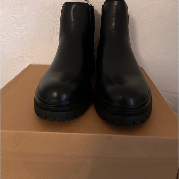 Steve Madden. BILLIEE BLACK Lug. Size 8.   Fits a 7 1/2 foot. - Picture 3 of 5